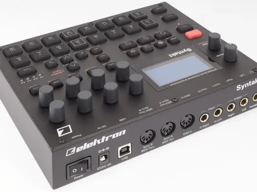 Boîtier noir de l'elektron syntakt, une boîte à rythmes et synthétiseur 12 pistes, avec ses nombreux boutons, potentiomètres et connecteurs.