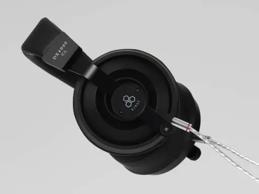 Casque audio noir Final DX4000 CL, idéal pour un mixer au casque. Le logo Final est visible sur l'oreillette.