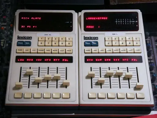 Deux unités Lexicon 224 XL et 480 L, des classiques pour le reverb def, avec leurs faders et boutons.