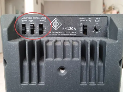 Réglages acoustiques sur un haut-parleur Neumann KH 120 A. Pour un meilleur réglage égaliseur JBL, ajustez les curseurs Bass, Low-Mid et Treble.