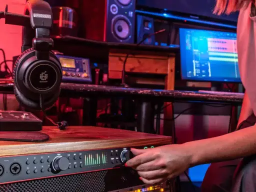 Casque audio professionnel suspendu, prêt pour une expérience stéréo audio immersive dans un studio d'enregistrement.