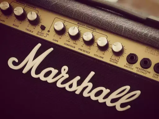 Gros plan sur un ampli guitare Marshall, avec ses potentiomètres Gain, Bass, Treble, Contour, Presence, Volume et Reverb. Idéal pour savoir quel ampli guitare choisir.