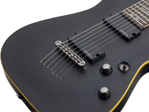 Guitare électrique Schecter Demon 7 noire, avec ses 7 cordes prêtes à rugir.