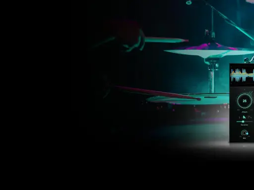 Un batteur frappe une cymbale, tandis qu'un logiciel de Transient Shaper ajuste le son.