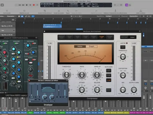 Un écran d'ordinateur affiche une station de travail audio numérique avec des pistes de batterie et des plugins d'effets. Il est midi.