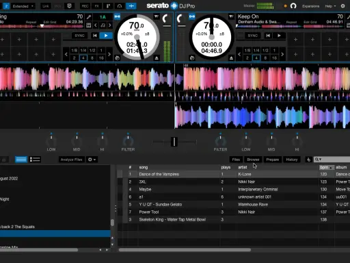 Interface d'un logiciel de mixage DJ avec deux platines virtuelles, formes d'ondes colorées et une liste de morceaux.