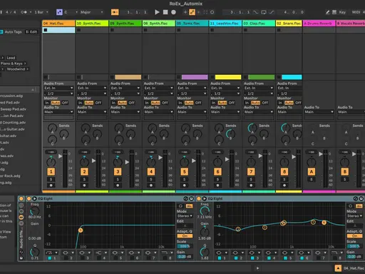 Un logiciel de production musicale affiche des pistes audio nommées, certaines en flac, d'autres en mp3. Des faders et des courbes d'égalisation sont visibles.