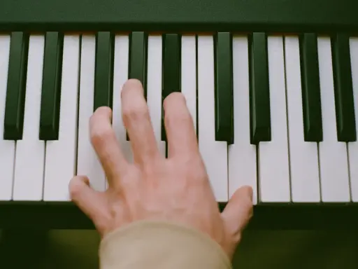 Main d'un pianiste sur des touches noires et blanches, symbolisant le passage de l'analogique au numérique.