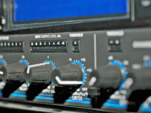 Boutons de réglage d'un limiteur audio, avec indication de niveau et de seuil.
