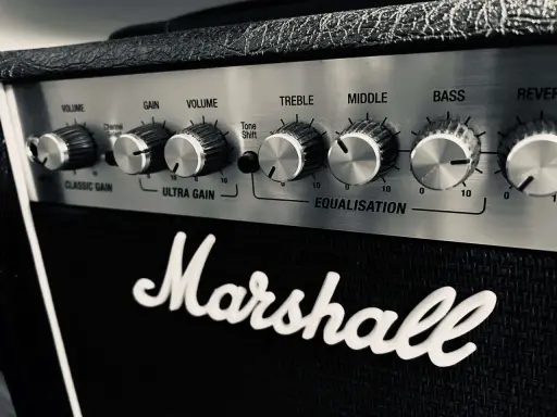 Gros plan sur le panneau de contrôle d'un ampli Marshall, avec les réglages de volume, gain, égalisation (treble, middle, bass) et reverb. Parfait pour le réglage ampli guitare acoustique.
