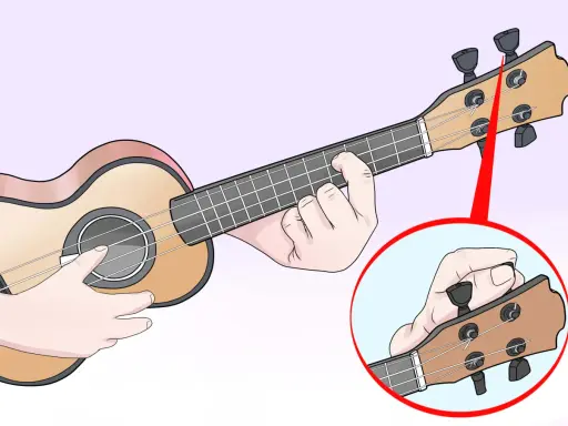 Main gauche sur le manche, main droite sur la tête pour accorder l'ukulele. Gros plan sur le réglage d'une corde.