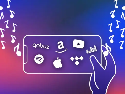 Une main tient un téléphone affichant les logos de diverses applications de musique : Qobuz, Amazon, YouTube, Spotify, Apple Music, Tidal. Des notes de musique flottent autour.