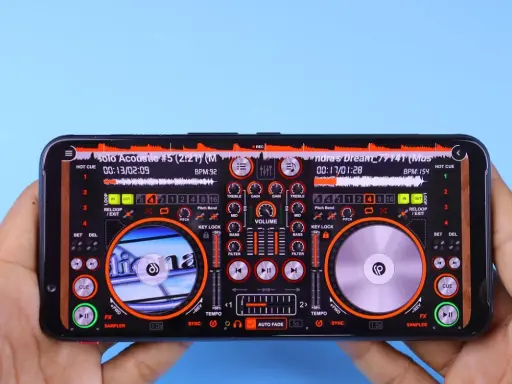Mains DJ sur smartphone, avec une interface de mixage affichant deux platines et des contrôles. Un raccourci enregistrer est visible en haut à droite.