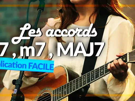 Une musicienne joue de la guitare, expliquant les accords 7, m7, MAJ7.