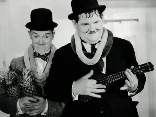 Laurel et Hardy, l'un tenant des ananas, l'autre jouant d'un ukulélé, évoquent l'origine hawaïenne de cet instrument.