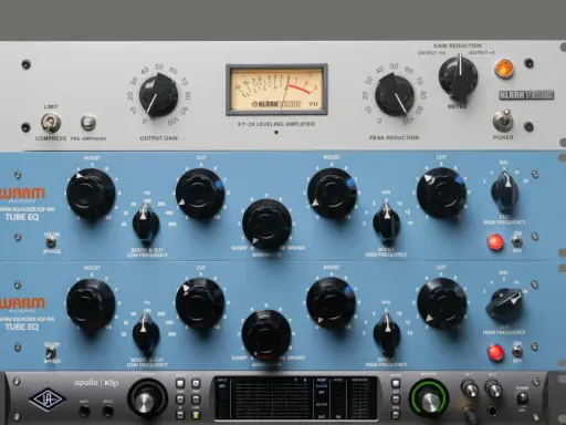 Rack d'équipements audio avec compresseur gratuit, égaliseurs Warm Audio et interface Apollo.