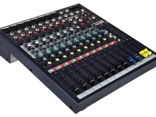 Table de mixage audio avec de nombreux boutons et curseurs, prête pour le mixage avec Mixcraft 8.
