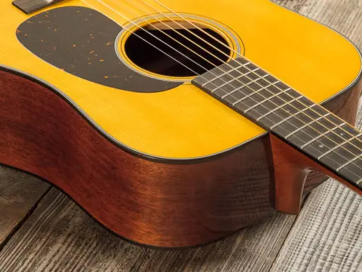 Guitare acoustique Martin D18, bois de palissandre et épicéa, sur fond de bois vieilli.