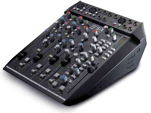 Table de mixage enregistrement multipiste Solid State Logic SIX, avec ses potentiomètres colorés et ses faders pour un contrôle précis du son.