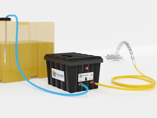 Système Solaris : un réservoir jaune alimente un boîtier noir par un tuyau bleu. Un tuyau jaune sort du boîtier, projetant de l'eau.