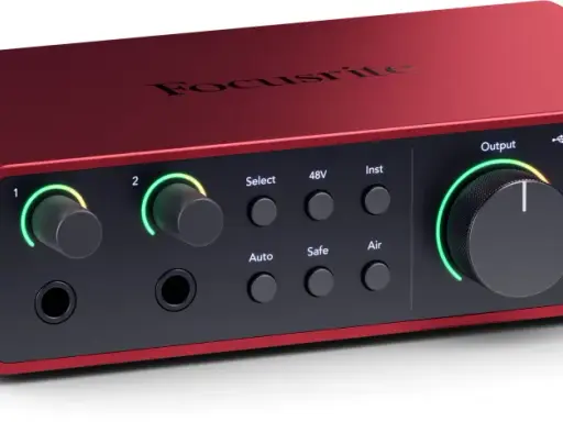 Focusrite Scarlett 2i2, une console audio rouge vif avec des boutons lumineux pour un contrôle précis du son.