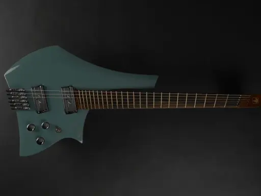 Guitare électrique bleu sarcelle au design futuriste, une guitare double cut avec un manche fin et des micros humbucker.