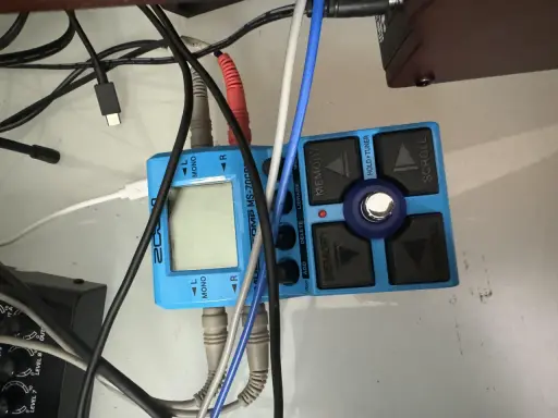 Pédalier Zoom MS-70CDR bleu avec câbles. Les entrées sont marquées L MONO et R, suggérant des options mono et stéréo pour le traitement du son.