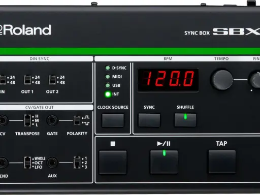 Boîtier Roland SBX-1, un séquenceur musique noir avec écran LED affichant 120.0 BPM, boutons et potentiomètres pour le tempo et la synchronisation.