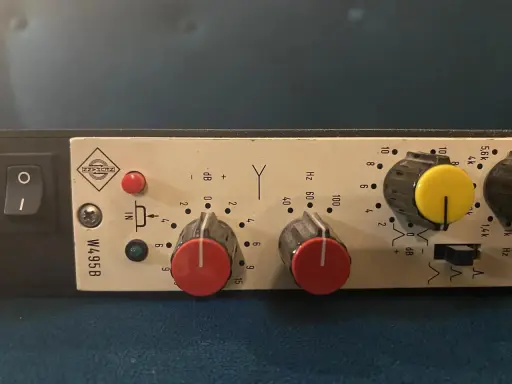 Le Neumann W495B, un égaliseur vintage, avec ses potentiomètres rouges et jaunes, prêt à sculpter le son.
