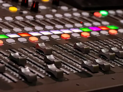 Console de mixage avec boutons lumineux et faders. Idéal pour créer votre propre application bruitage gratuit et donner vie à vos projets sonores.