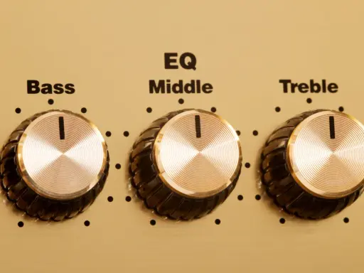 Trois boutons dorés pour régler l'égaliseur son : Bass, Middle, Treble.