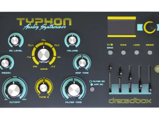 Le synthétiseur analogique Dreadbox Typhon, avec ses nombreux boutons et curseurs, prêt à sculpter des sons uniques.