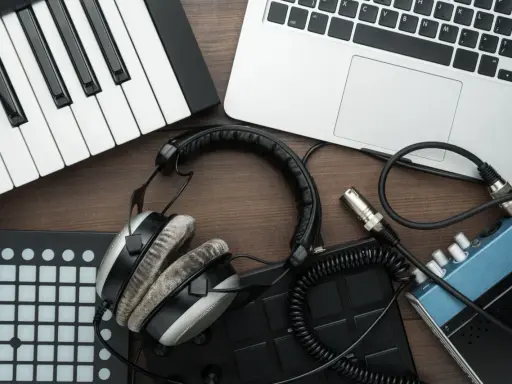 Clavier, casque, ordinateur portable et pads de batterie, idéal pour créer de la musique avec un logiciel beatmaking gratuit.