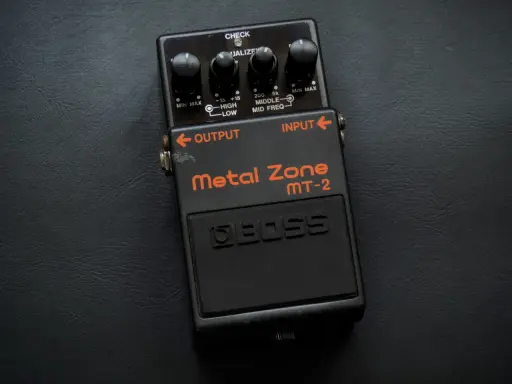 Pédale d'effet guitare BOSS Metal Zone MT-2, prête à déchaîner le son metal.