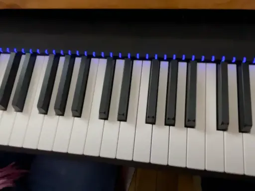 Touches de piano illuminées de bleu, prêtes à jouer de beaux accords piano am.