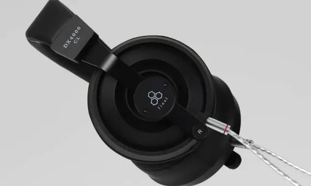 Casque audio noir Final DX4000 CL, idéal pour un mixer au casque. Le logo Final est visible sur l'oreillette.