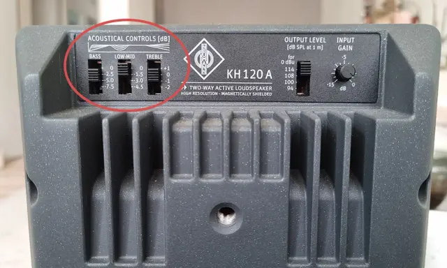 Réglages acoustiques sur un haut-parleur Neumann KH 120 A. Pour un meilleur réglage égaliseur JBL, ajustez les curseurs Bass, Low-Mid et Treble.