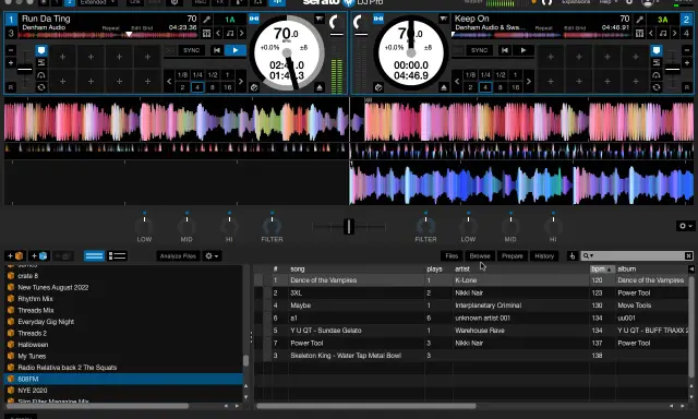 Interface d'un logiciel de mixage DJ avec deux platines virtuelles, formes d'ondes colorées et une liste de morceaux.