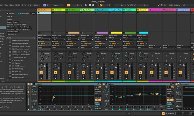 Un logiciel de production musicale affiche des pistes audio nommées, certaines en flac, d'autres en mp3. Des faders et des courbes d'égalisation sont visibles.