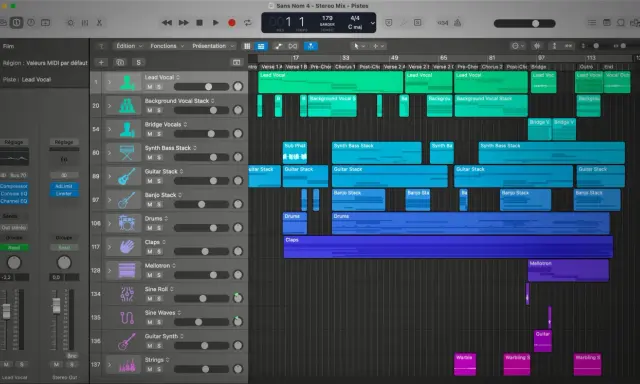 Interface d'un logiciel arrangeur musical gratuit, montrant des pistes audio et MIDI pour voix, guitare, basse, batterie et synthétiseurs.