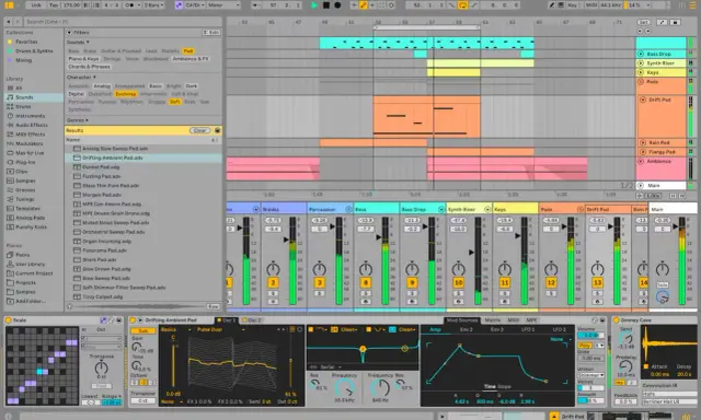Un compositeur de musique utilise un logiciel pour créer des sons, comme ce "Drifting Ambient Pad".