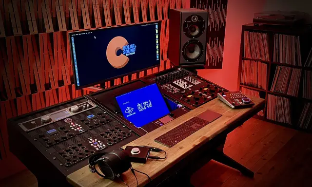 Studio d'enregistrement avec console, moniteurs Focal, casque et platine vinyle. L'équipement est prêt pour un son **lossless audio** parfait.