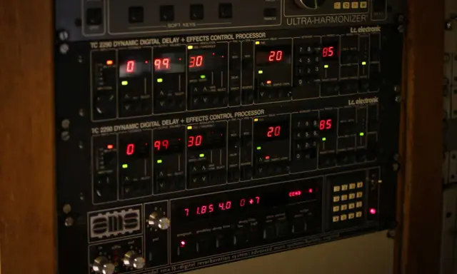 Rack d'équipements audio avec écrans numériques affichant des réglages de delay et de pré-réglages. Le delay est réglé sur 20.