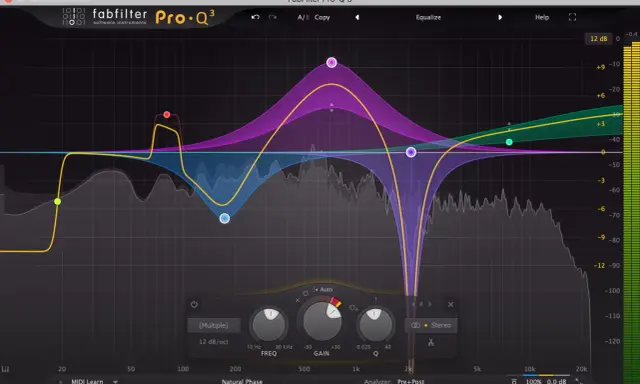 Interface du FabFilter Pro-Q 3 avec courbes d'égalisation colorées et analyseur de spectre.