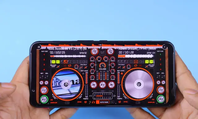 Mains DJ sur smartphone, avec une interface de mixage affichant deux platines et des contrôles. Un raccourci enregistrer est visible en haut à droite.