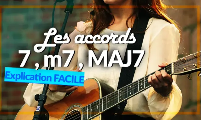 Une musicienne joue de la guitare, expliquant les accords 7, m7, MAJ7.