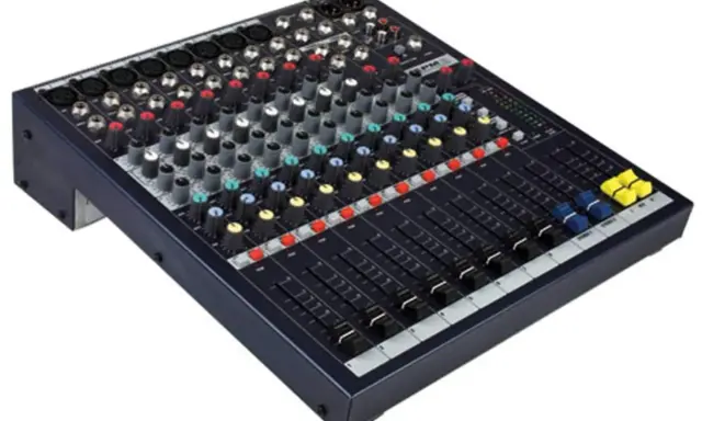 Table de mixage audio avec de nombreux boutons et curseurs, prête pour le mixage avec Mixcraft 8.