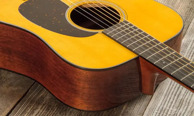 Guitare acoustique Martin D18, bois de palissandre et épicéa, sur fond de bois vieilli.