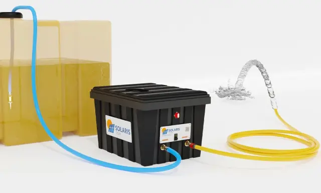 Système Solaris : un réservoir jaune alimente un boîtier noir par un tuyau bleu. Un tuyau jaune sort du boîtier, projetant de l'eau.