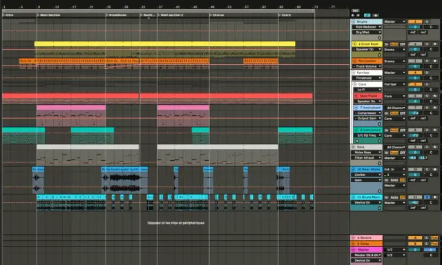 Ableton Live Lite : limitations sur le nombre de pistes et d'effets. La vue montre une session musicale avec plusieurs pistes audio et MIDI.